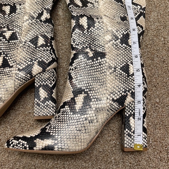 Brand new Madden Girl Woman’s Boots. Size 6. Comes with box but no top. - Picture 8 of 10